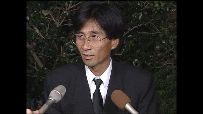 葬儀の後、自宅前で取材に応じる猪野憲一さん