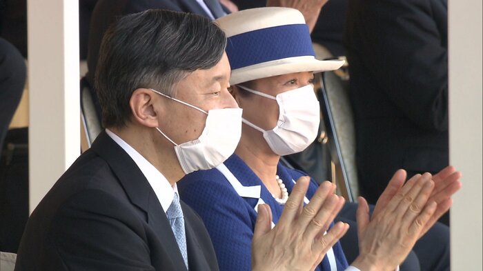 歓迎演技をご覧になる両陛下