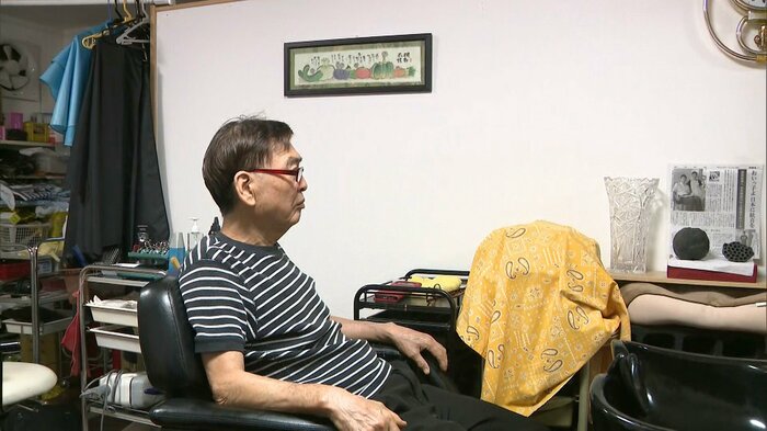 試合の展開を見つめる原田さん