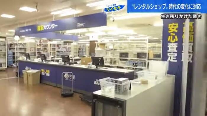 開店準備中の「駿河屋」
