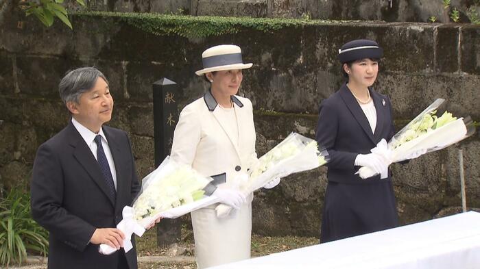 「小桜の塔」に花を供えられるご一家