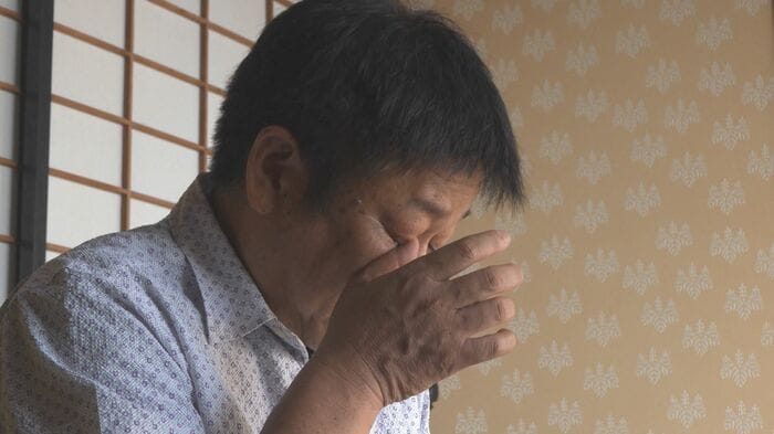 涙ぐむ岡村博之さん