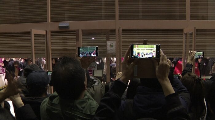 多くの来店者に見守られて「崎ジャス」は46年の営業を終えた