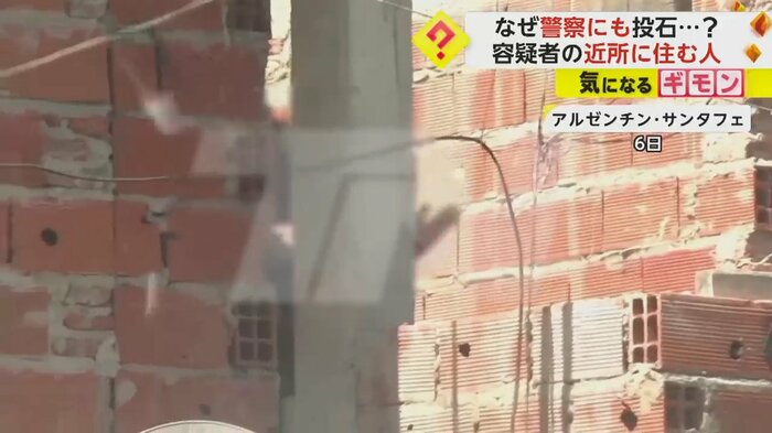 男性にめがけていくつもの石が飛んでくる