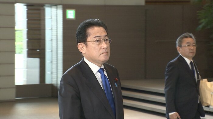 就任後、初めて、マスクなしで出邸した岸田首相(午前8時20分ごろ)