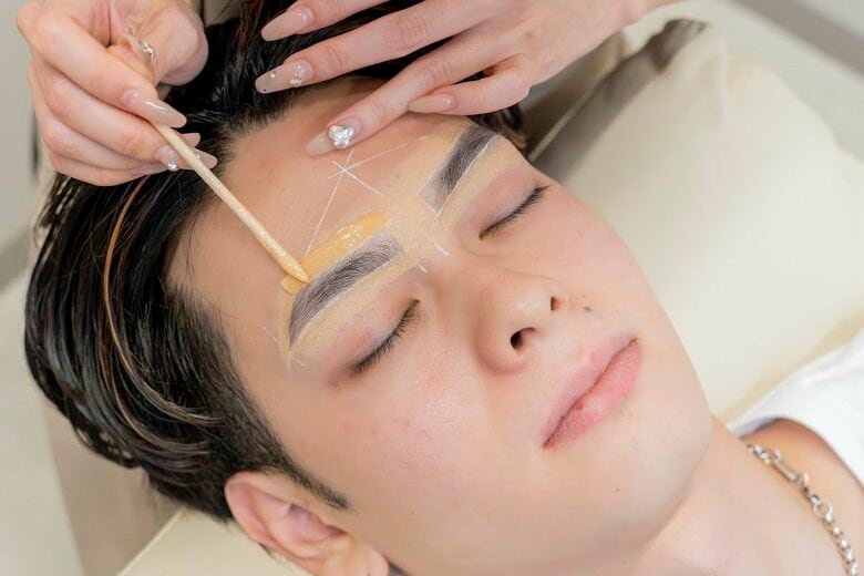 学割3,000円！「横浜 メンズ眉毛サロン」検索需要拡大。Google口コミ900件超の「KEGIRAI横浜店」が利用者増加。自社開発の眉毛専用美容液・FC展開も強化