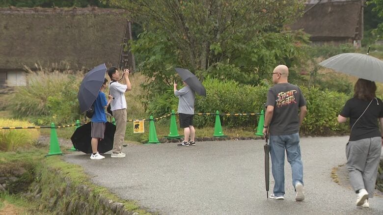 外国人観光客が襲われケガ…世界遺産「白川郷」一夜明けた6日もクマへ警戒 展望台行きシャトルバスは運休続く｜FNNプライムオンライン