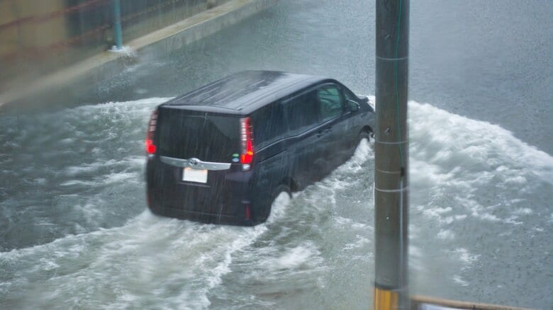 「前の車に続け」が命取りに。冠水道路の深さは縁石やガードレールで推測できるかも。歩行者は長靴NG、スニーカーと傘が鉄則|FNNプライムオンライン