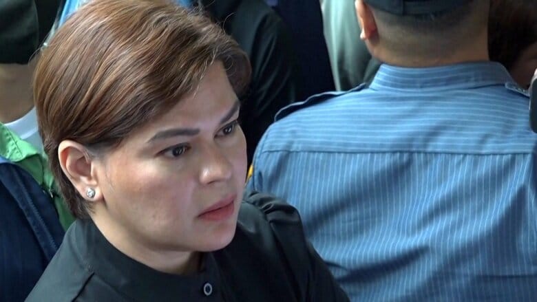 逮捕状出ていたサラ・ドゥテルテ副大統領が裁判所に出頭、即日保釈　「殺し屋を雇った」マルコス大統領らを脅迫か　フィリピン｜FNNプライムオンライン