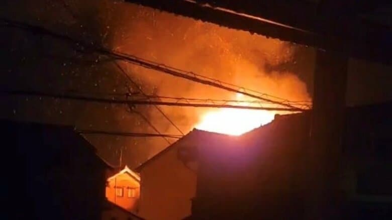 【速報】富山県滑川市の住宅地で住宅4棟が燃える火事　火元の住民と連絡取れず安否確認急ぐ　「近所の家から炎が上がっている」と通報｜FNNプライムオンライン
