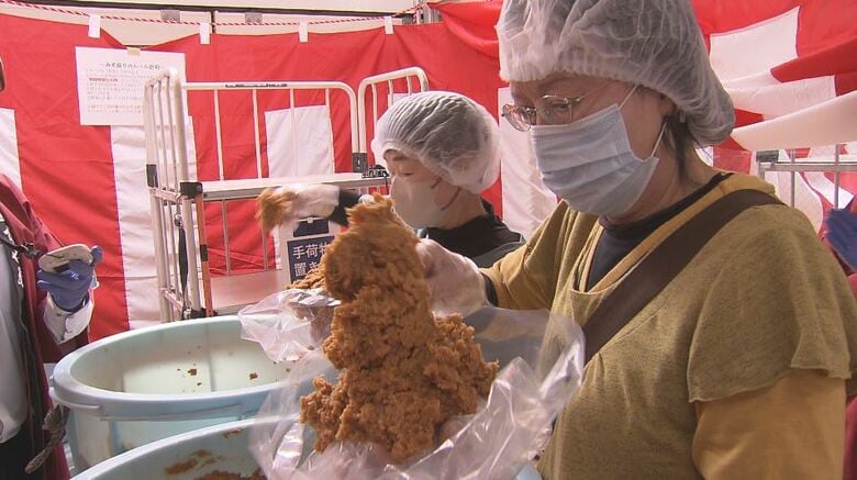 米の価格高騰の影響で「みそ」も上昇…長野市の老舗みそ店で「30秒盛り放題」参加費は1200円　最高記録は4キロ　｜FNNプライムオンライン
