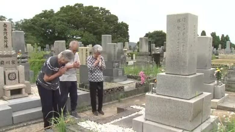 故人との思い結ぶ「彼岸の中日」　墓前で手を合わせ感謝伝える　福井市の西墓地公園｜FNNプライムオンライン