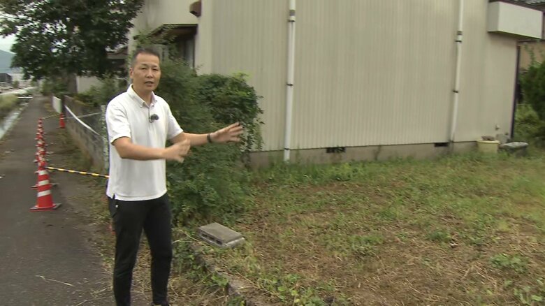 塀が崩れた住宅の隣が集合場所の広場