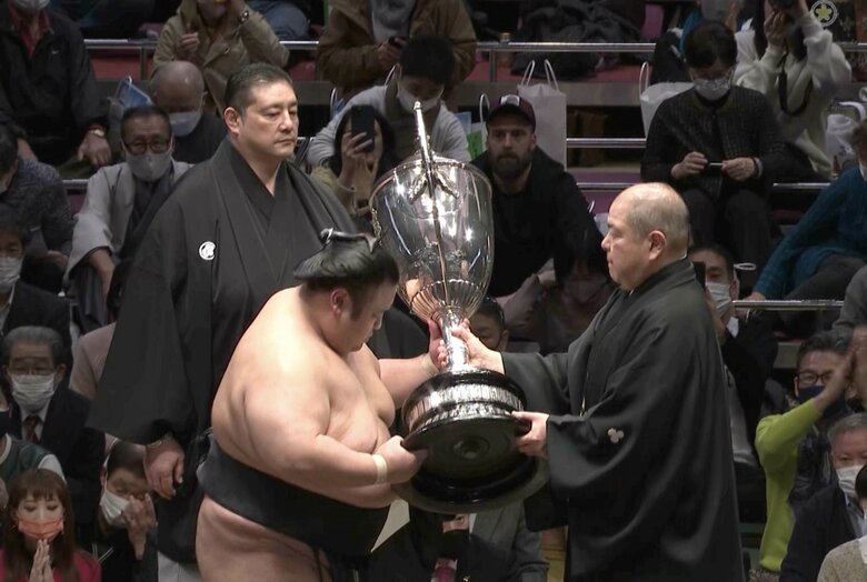 1月場所で3度目の賜杯を抱いた貴景勝