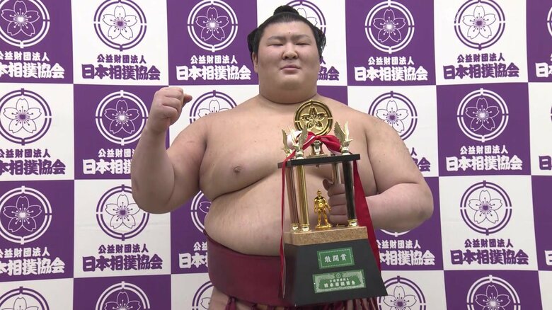 熱海富士(21)は秋場所で初めて敢闘賞を受賞した