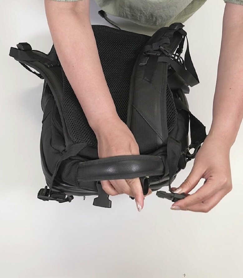 リュックの背中と接する面において、4カ所のバックルをとめる　ショルダーストラップの上部分