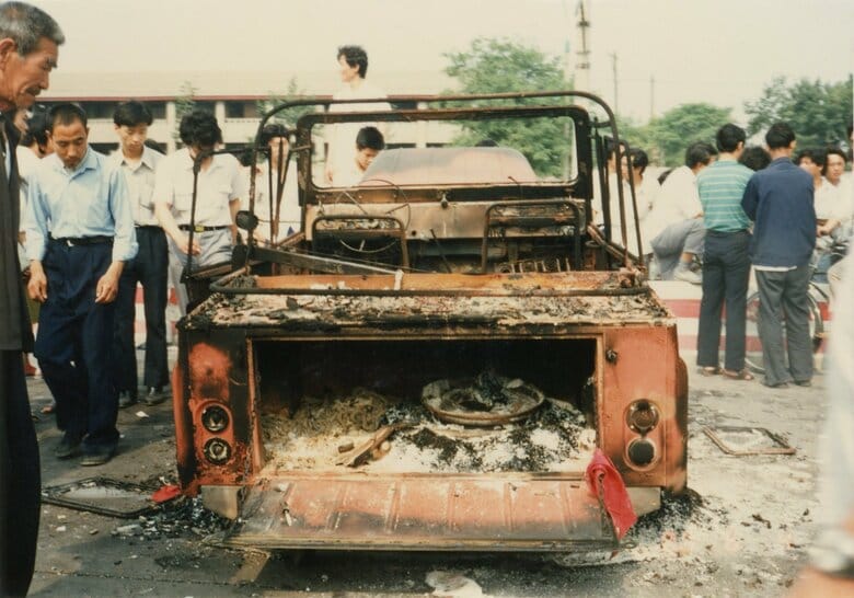 燃やされた車 1989年6月4日 撮影：尾坂氏