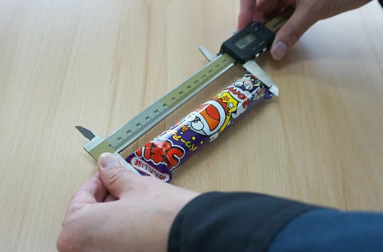 製造の流れ（その1）うまい棒を入念に採寸する