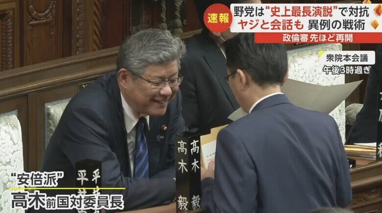 笑みを浮かべる高木前国対委員長