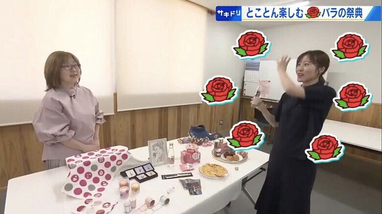 ばらグッズを紹介する畦崎泰子会長（左）、中西アナ（右）