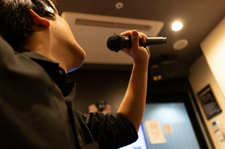 カラオケなどでストレスを発散する人もいるはず（画像：イメージ）