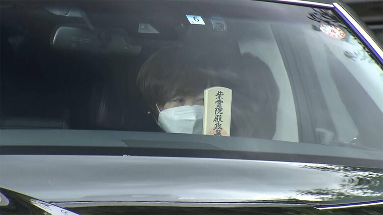 霊柩車は、午後3時半ごろ、桐ヶ谷斎場に到着。昭恵夫人は憔悴した表情を見せていた。