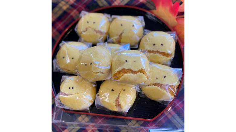 破れたまんじゅうに黒ゴマ付けたら“かぼちゃランタン”に! 従業員の機転で生まれた新商品が話題