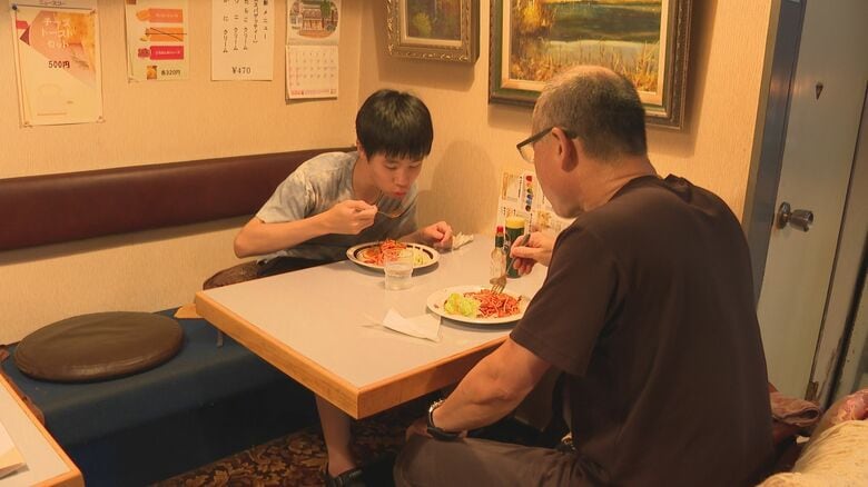 最終日、親子で来店した客