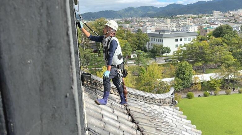 松本城天守の漆の塗り替え
