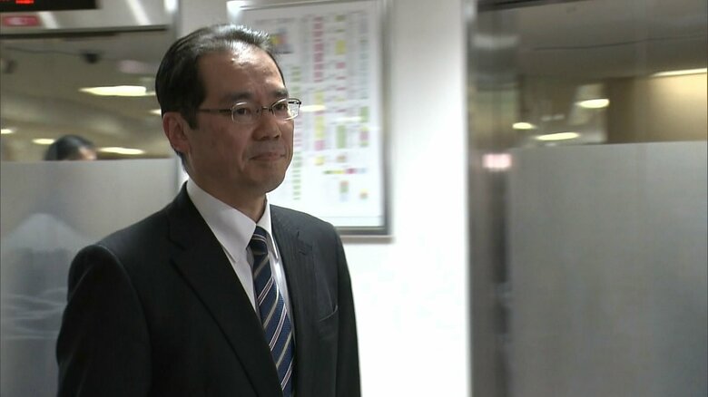 緊張した面持ちで来庁した村田鉄道局長（2月7日）