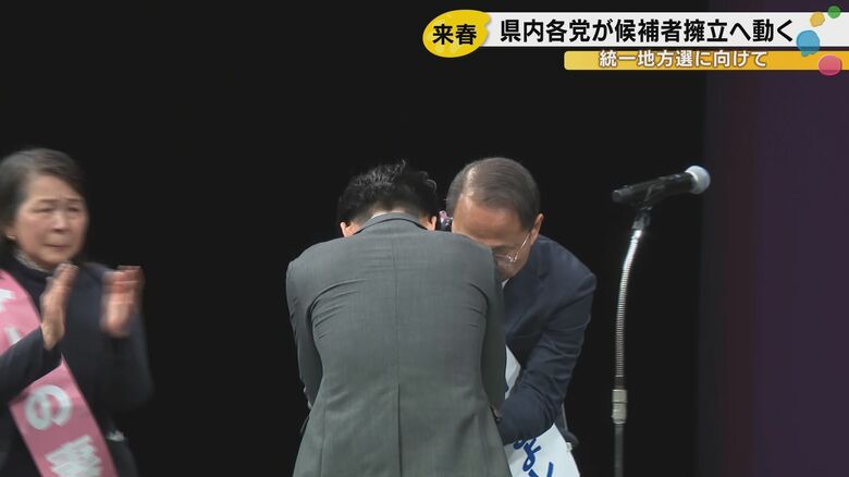 知事選で山野氏と握手する川議員