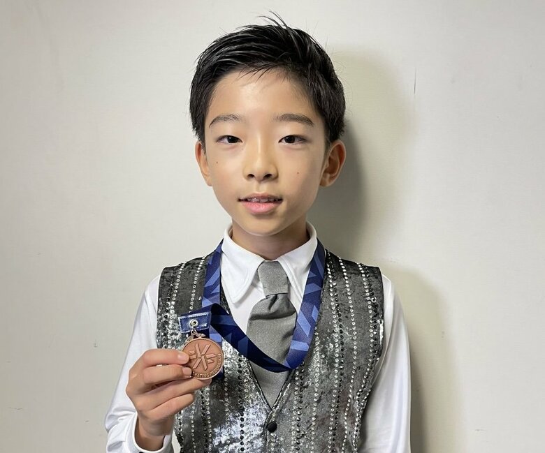 メダルを手にする花井広人