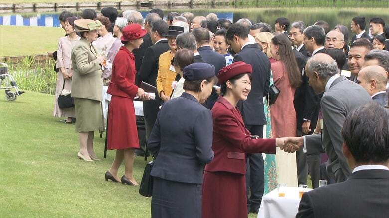 招待客と懇談される皇族方