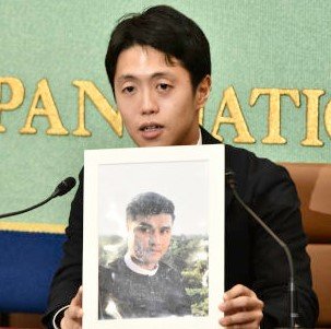 収容者の写真を紹介する久保田徹さん