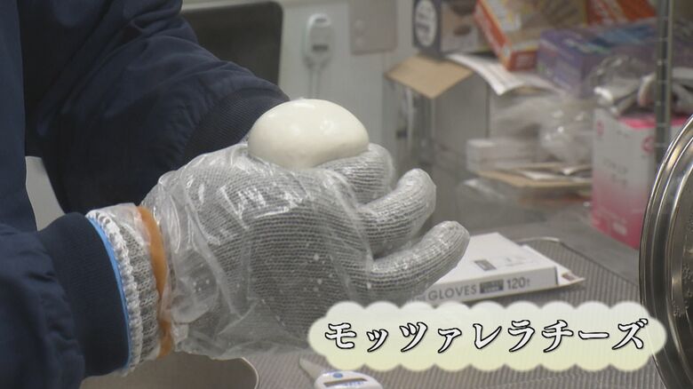 白く滑らかなモッツァレラチーズを丁寧に成形
