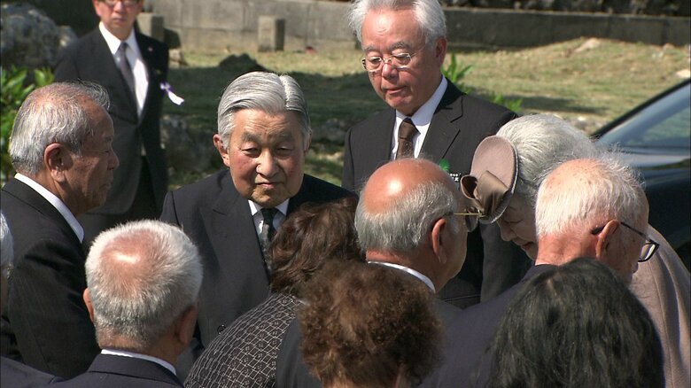 国立沖縄戦没者墓苑の前で遺族と言葉を交わされる両陛下