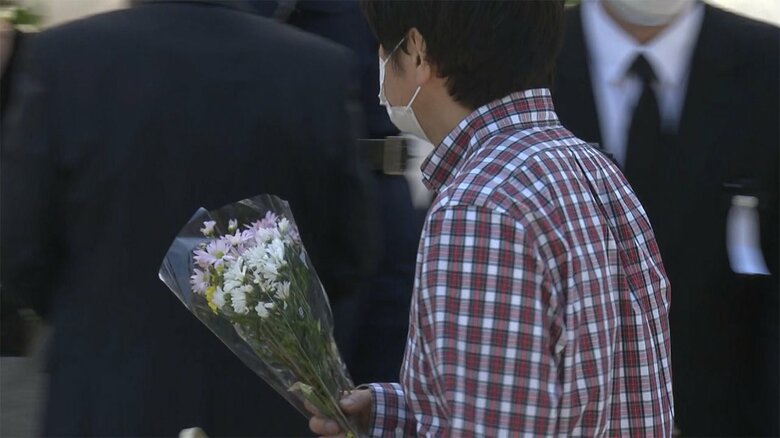 一般の献花台には、老若男女、国籍を問わず、多くの人たちが訪れていた。