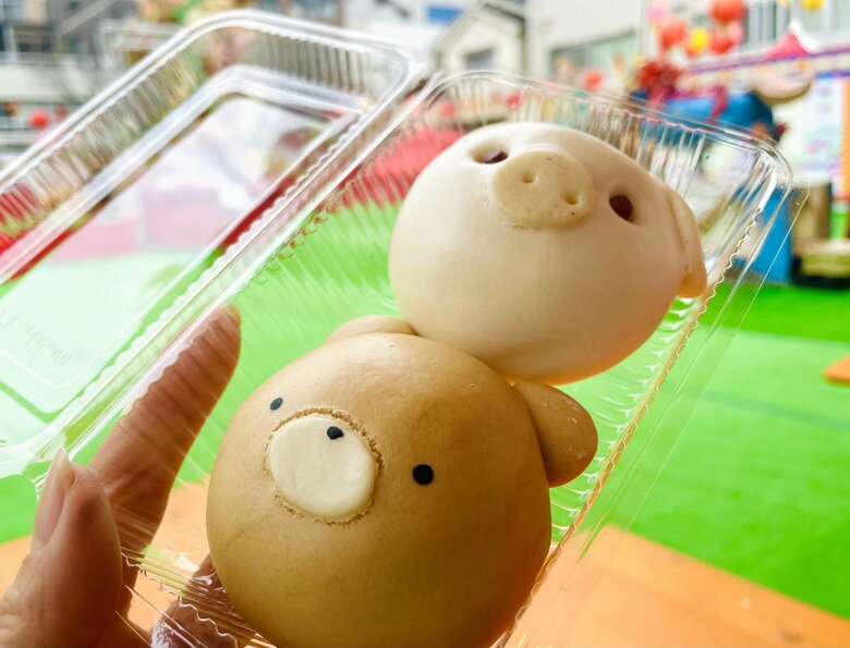 手のひらサイズの肉まんとチョコまん