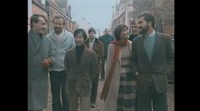 昭和58年（1983年） 友人と街を散策される陛下