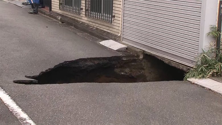 深さ5メートル...住宅街で道路陥没 東京・調布市