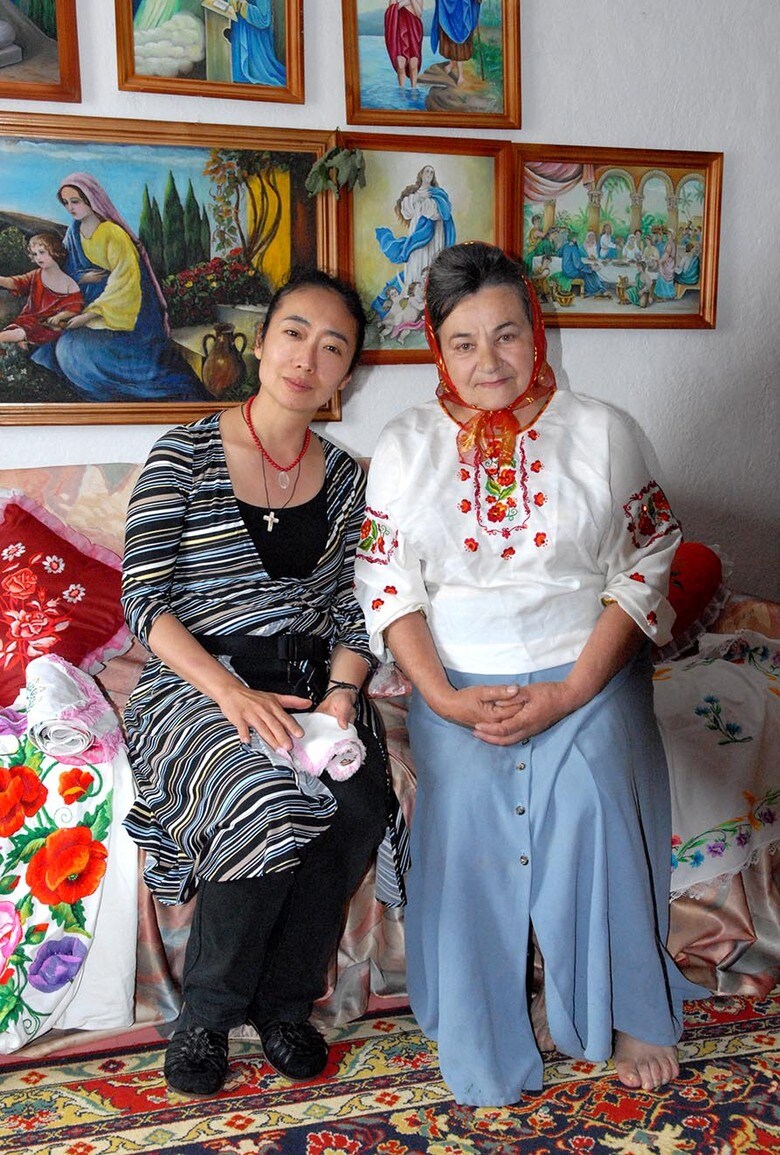 写真家・稲田美織さん（左）ウクライナ人女性と