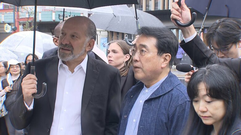 浅草を訪問した赤沢経産相とラトニック商務長官