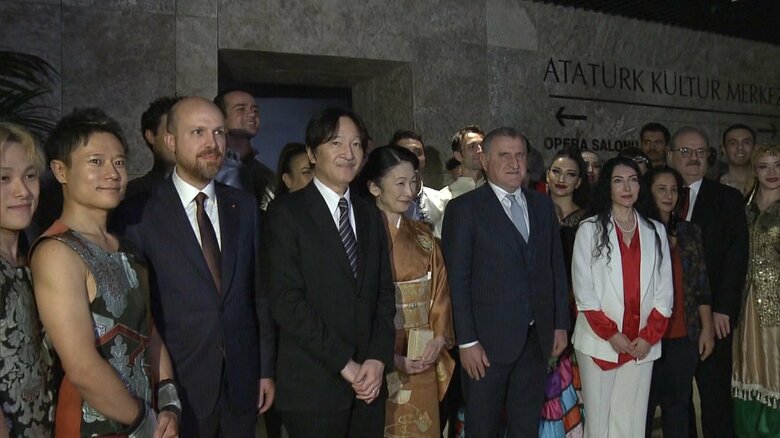 コンサート終了後に
見送りに集まった出演者たちに
歩み寄られた秋篠宮ご夫妻