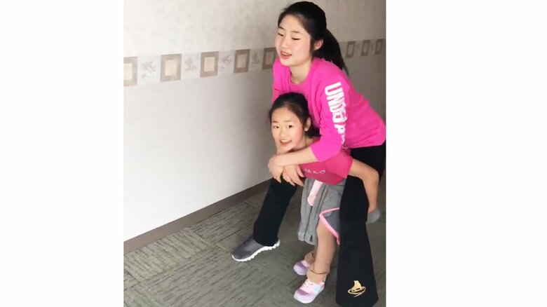 7歳年上の平金をおんぶする島田麻央（平金桐選手提供）