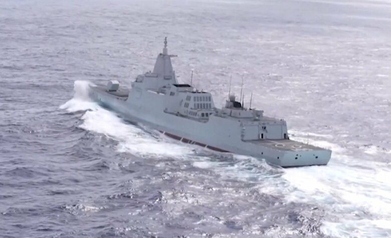 中国中央テレビが4月2日に放送したレンハイ(南昌)級(055型)駆逐艦。ミサイル112発分の垂直発射装置がある。