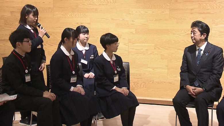 「車の窓から津波見て身体震えた…」中学生の語り部に安倍首相は…