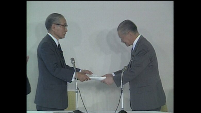 政治改革大綱を受け取る竹下首相（当時）1989年5月