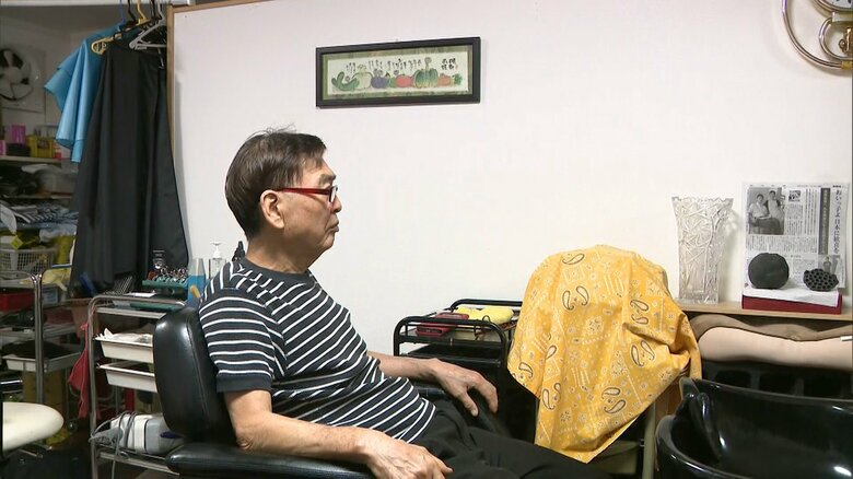 試合の展開を見つめる原田さん