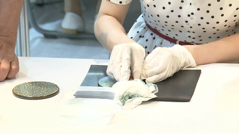 津軽塗を体験される佳子さま