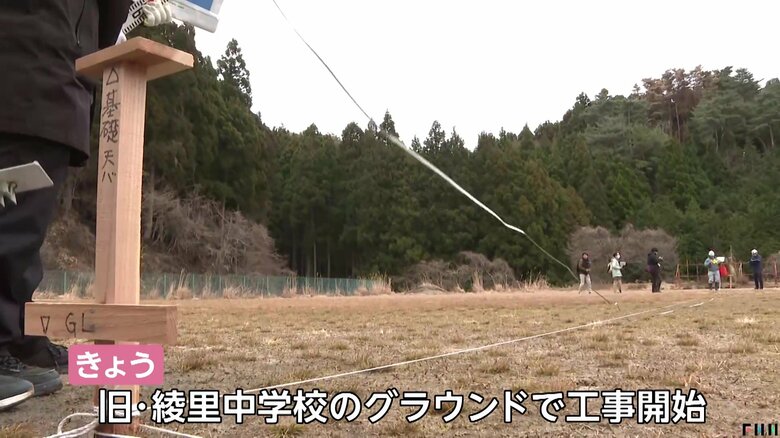 旧・綾里中学校のグラウンドで工事が始まった（岩手・大船渡市 綾里地区 19日午前）